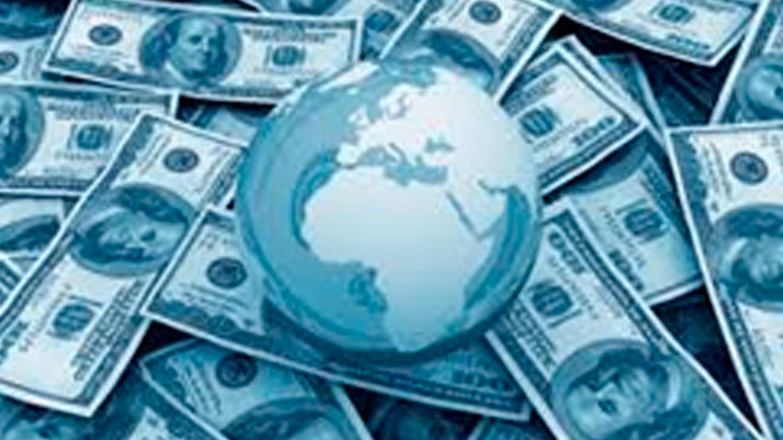 A imagem mostra uma representação gráfica de um globo terrestre transparente em tons de azul, cercado por várias notas de cem dólares americanos, o que está em consonância com o título associado à imagem: "DECLARAÇÃO ANUAL DE ATIVOS NO EXTERIOR".