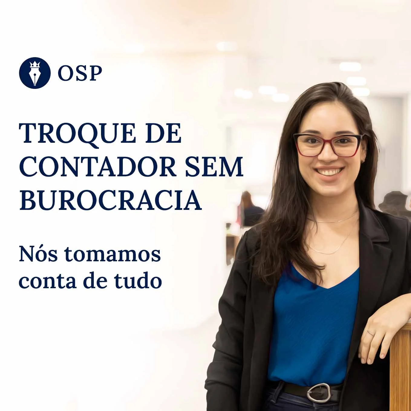 Uma contadora sorridente, simbolizando o serviço acessível e sem burocracia oferecido pela OSP para a troca de contador.