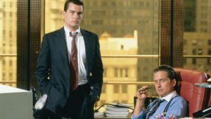 Dois executivos em um escritório corporativo dos anos 1980. Seguindo o tema do post, o filme 'Wall Street' de 1987 é um ícone nos filmes de contabilidade e finanças.