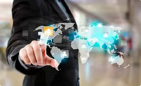 Profissional de negócios interagindo com gráficos globais digitais, simbolizando a especialização da OSP em contabilidade para multinacionais.