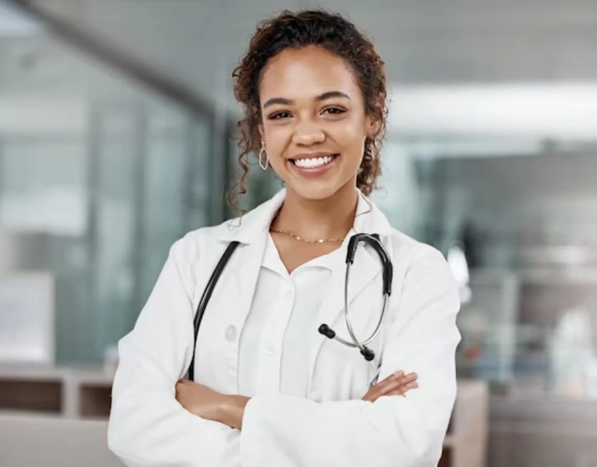 Uma médica sorridente, exibindo confiança e profissionalismo, simboliza a face acolhedora da página Contabilidade para Médicos.