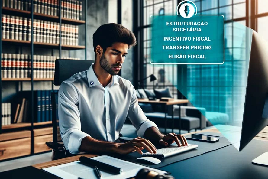 Um homem profissional trabalhando em um computador com termos de planejamento tributário como "Estruturação Societária" e "Incentivo Fiscal" visíveis na tela, com objetivo à contabilidade para advogados.