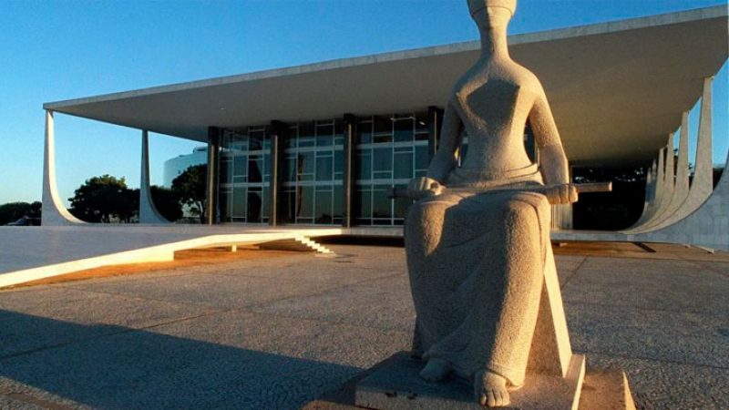 Ixterior do Supremo Tribunal Federal (STF) no Brasil, com a estátua da Justiça em primeiro plano, representando o tema 'STF decide excluir ICMS da base de cálculo de PIS e Cofins'."